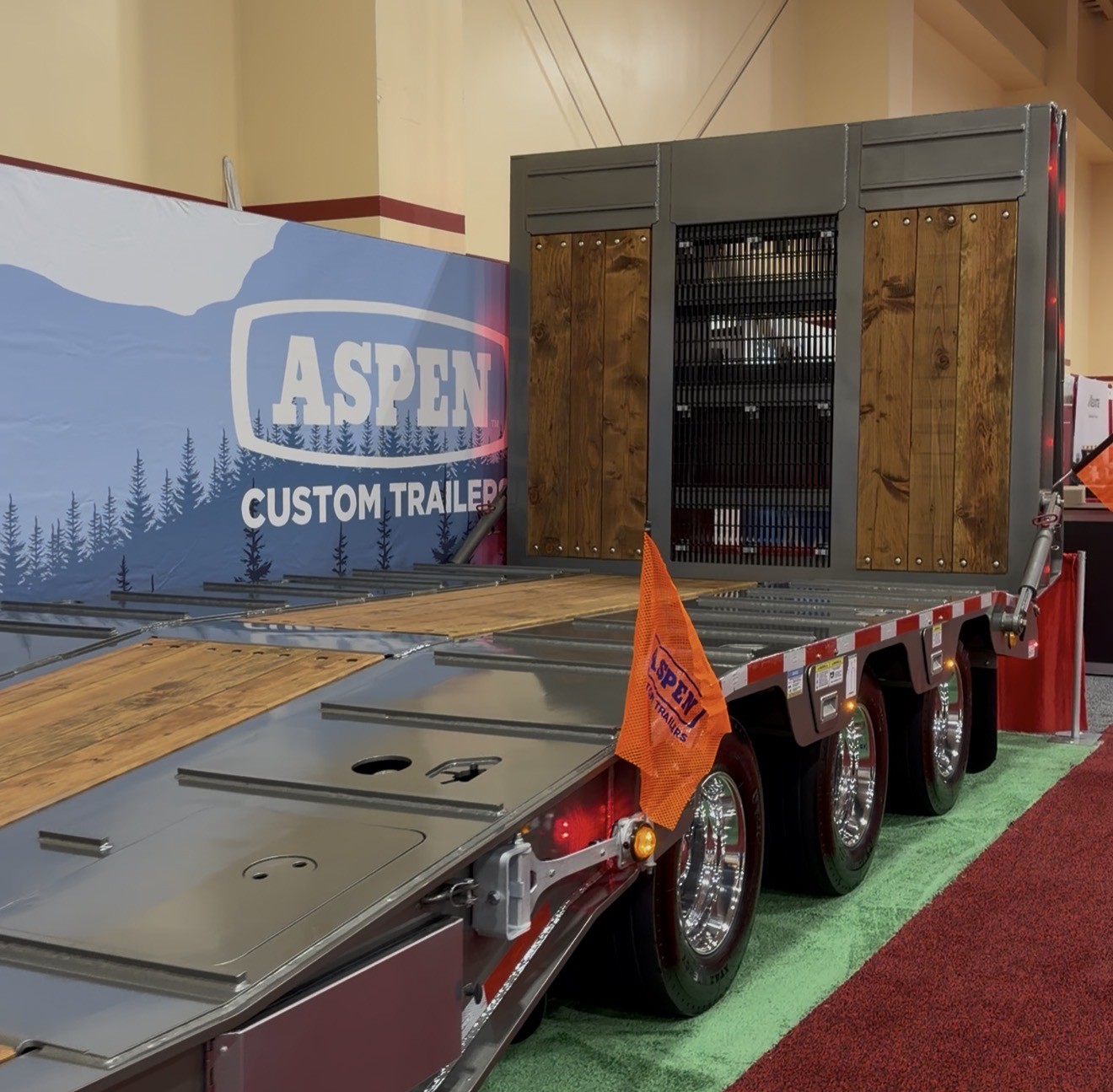 45 Ton Triaxle Hydraulic Bi-Fold Tail HYTAILER Trailer 45 Ton Triaxle Hydraulic Bi-Fold Tail HYTAILER Trailer - image 5 of 5