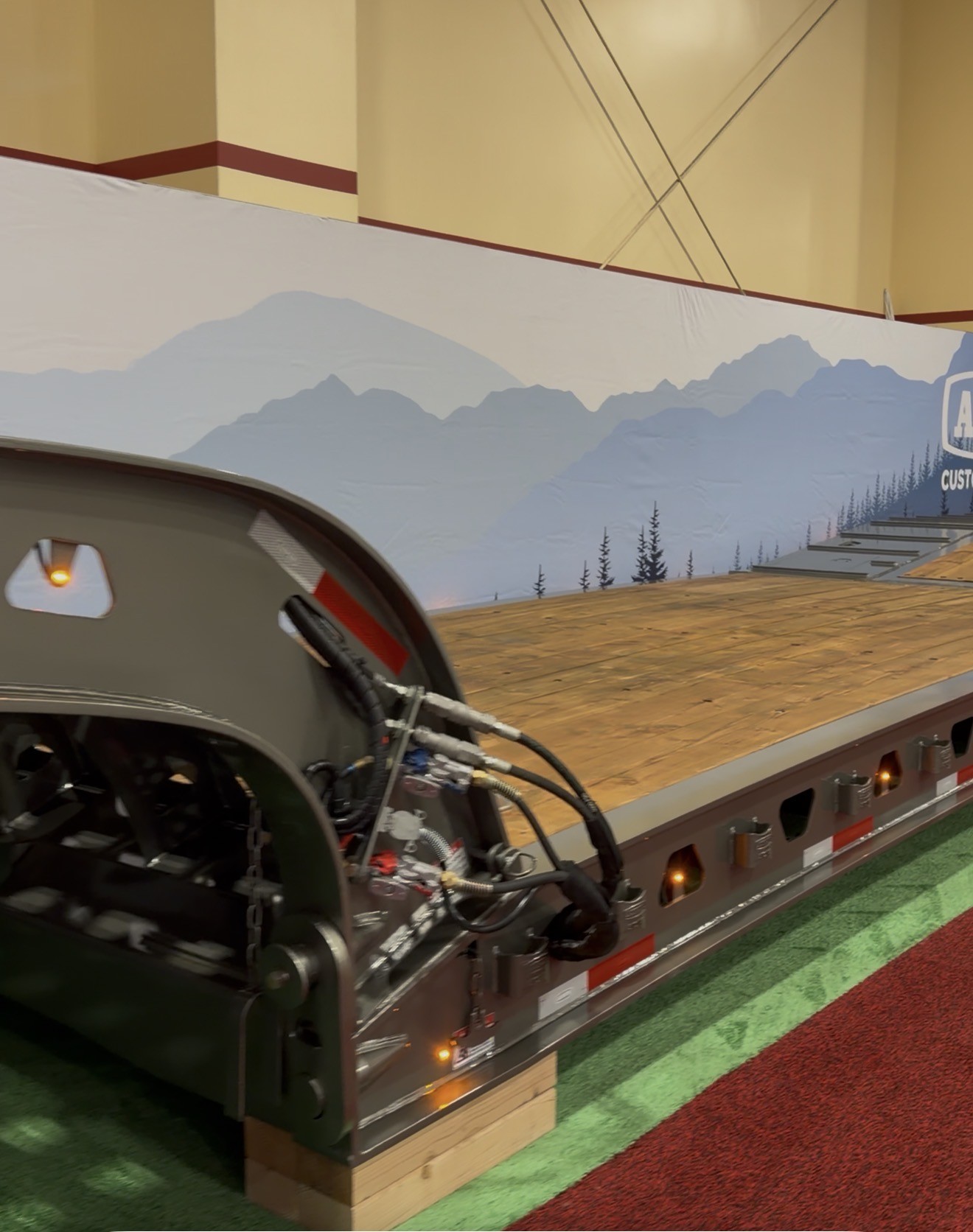 45 Ton Triaxle Hydraulic Bi-Fold Tail HYTAILER Trailer 45 Ton Triaxle Hydraulic Bi-Fold Tail HYTAILER Trailer - image 2 of 5
